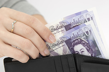 exchanging banknotes 20